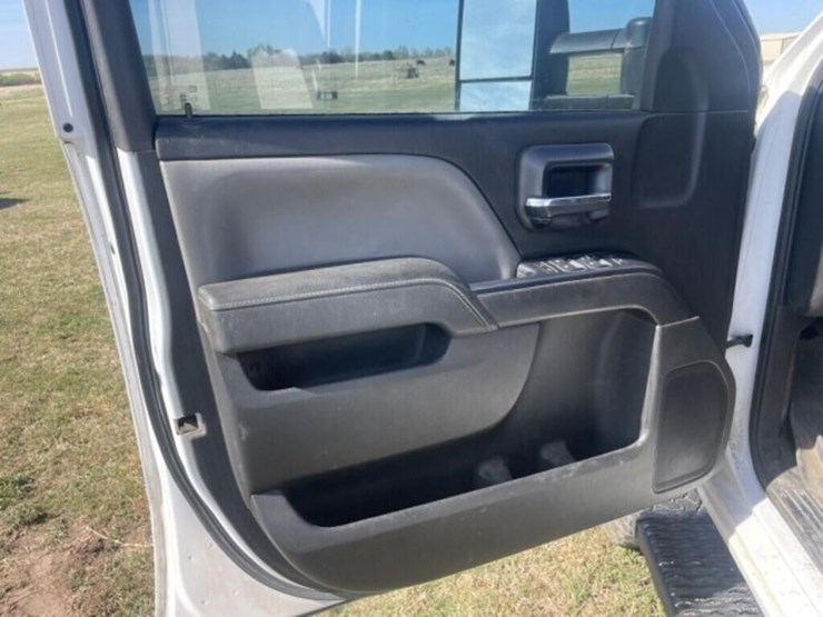 2015-chevrolet-silverado-2500hd-image-14