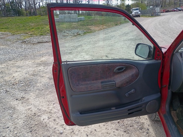 2000-chevrolet-tracker-image-29