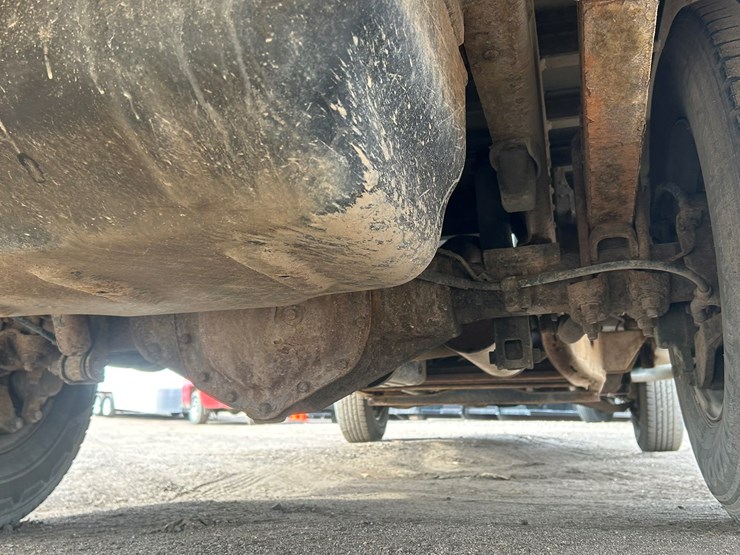 2004-chevrolet-3500-image-33