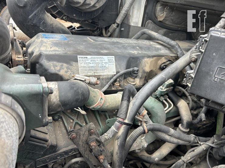 2015-volvo-vnl62t630-image-44