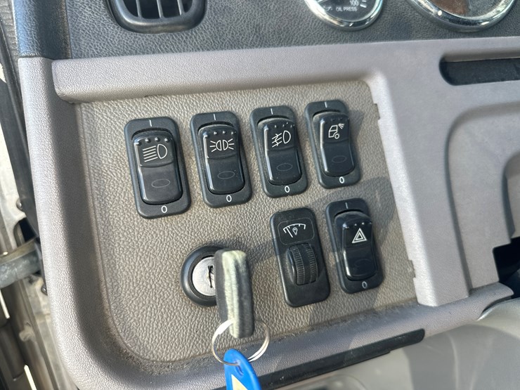 2013-peterbilt-365-image-36