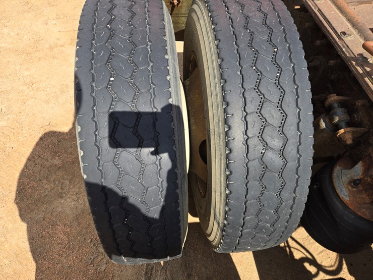 #1515-•-2005-international-9400i6x4-sleeper-cab-truck-tractor-image-54