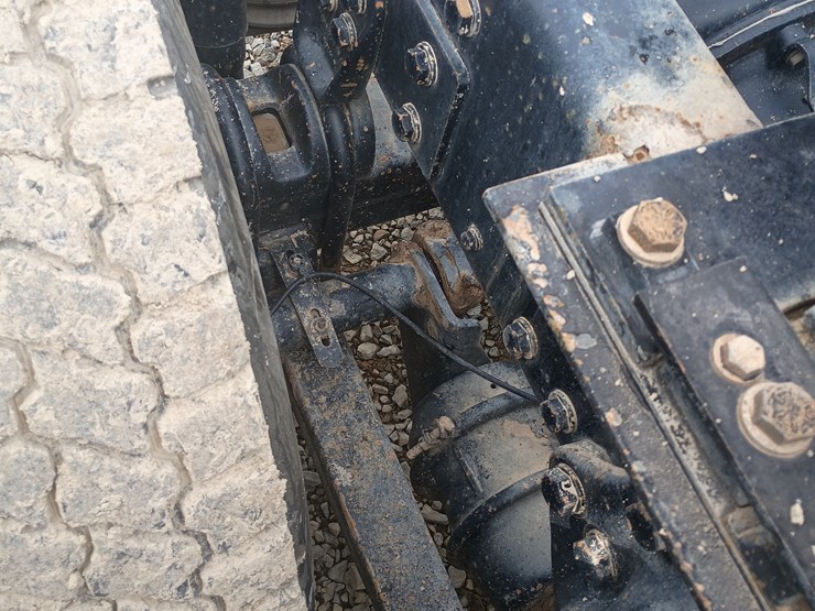 2012-massey-ferguson-8-image-21