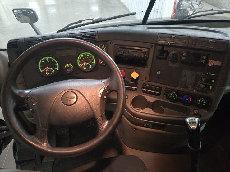 #2295-•-2016-freightliner-cascadia-day-cab-truck-tractor-image-59