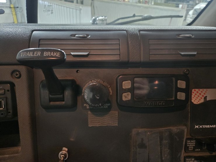 #2295-•-2016-freightliner-cascadia-day-cab-truck-tractor-image-67