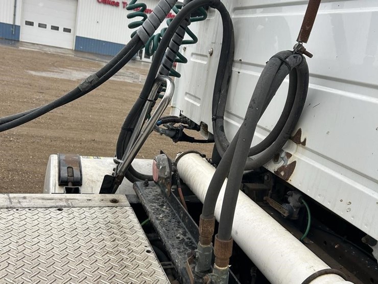 2015-volvo-vnl62t630-image-16