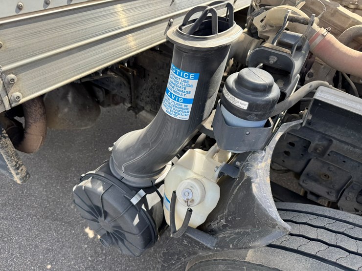 2019-isuzu-nrr-image-48