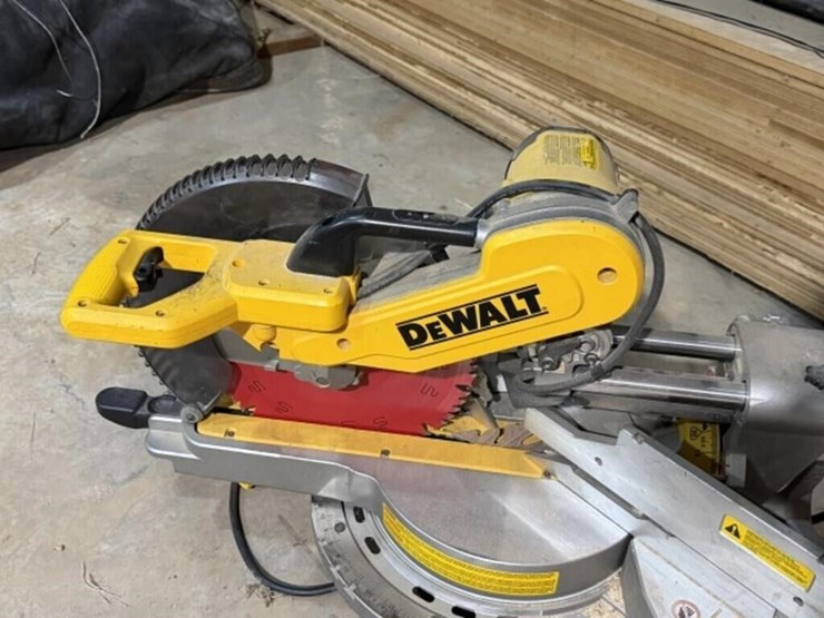 dewalt-12"-double-bevel-sliding-compound-miter-saw-image-5
