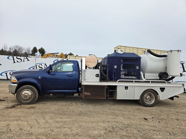 2012-massey-ferguson-8-image-2