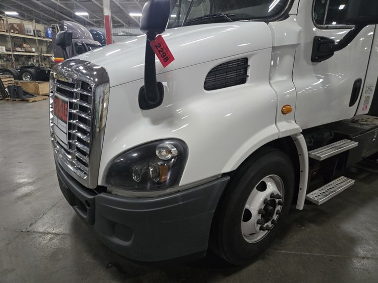 #2298-•-2015-freightliner-cascadia-day-cab-truck-tractor-image-15