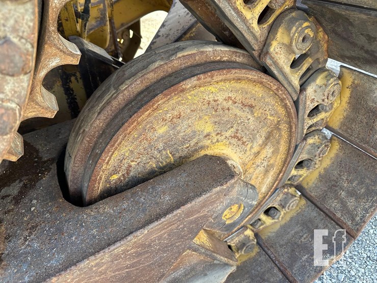 2011-caterpillar-d6t-image-32