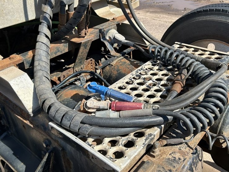 #1114-•-2005-western-star-tri-axle-heavy-haul-truck-tractor-image-29