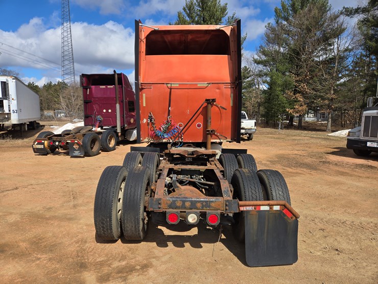 #1515-•-2005-international-9400i6x4-sleeper-cab-truck-tractor-image-4