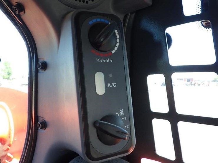 kubota-ssv65-image-30