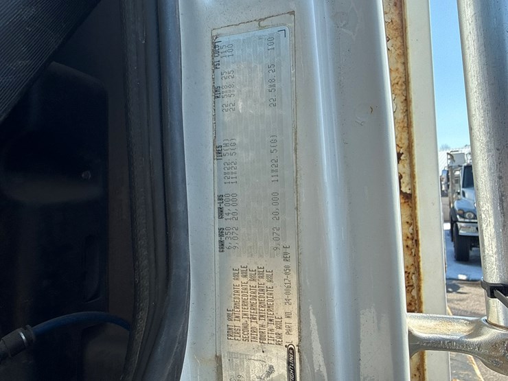 2002-freightliner-fl80-image-71