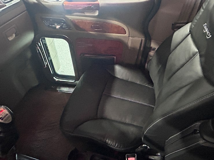 2007-peterbilt-379-image-50