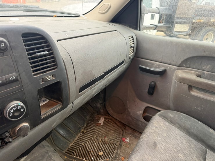 2012-chevrolet-3500-image-39