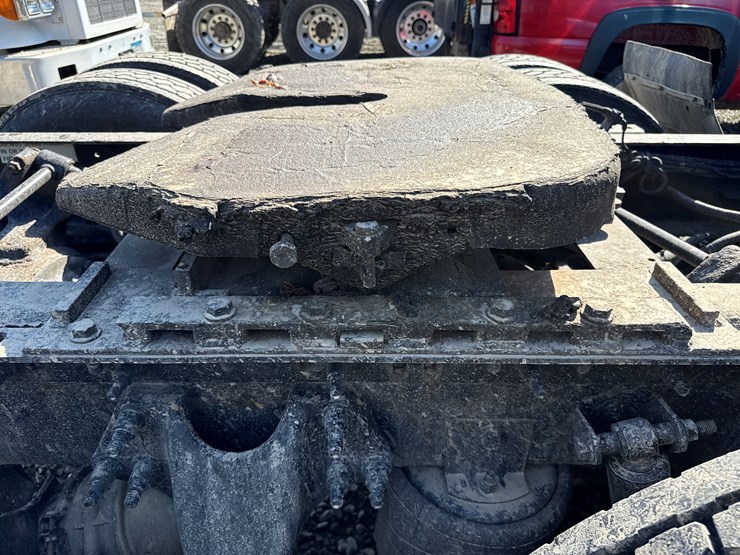 #2199-•-2020-international-a26-sleeper-cab-truck-tractor-image-27