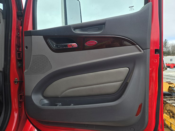 peterbilt-579-image-68