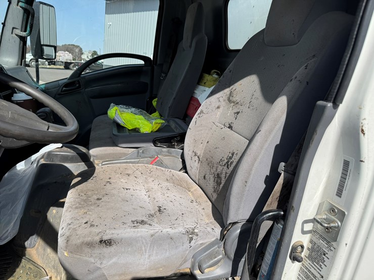 2019-isuzu-nrr-image-33