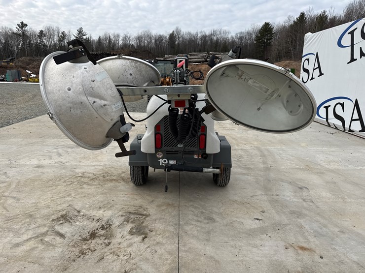 2015-massey-ferguson-8-image-4