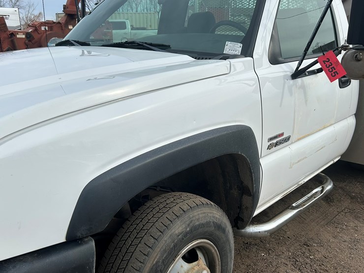 2004-chevrolet-3500-image-14