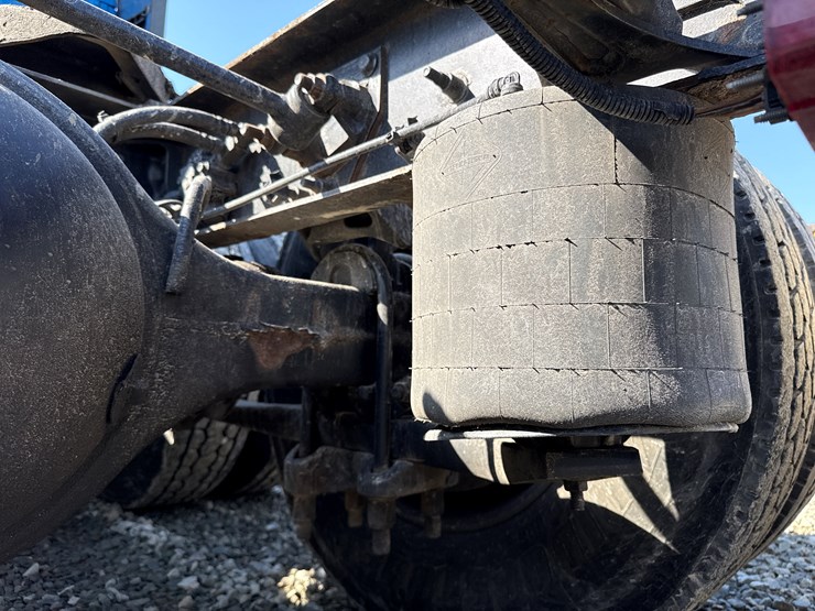 #2199-•-2020-international-a26-sleeper-cab-truck-tractor-image-31