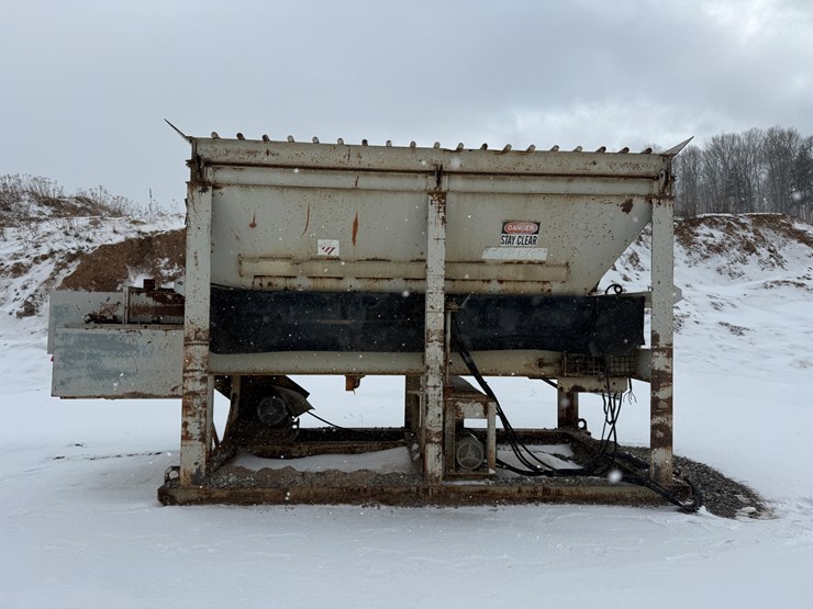 #2210-•-fabtek-14'x96"x128"-feeder-bin-image-11