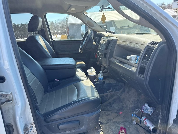 #1065-•-2013-ram-5500-heavy-duty-service-truck-image-17