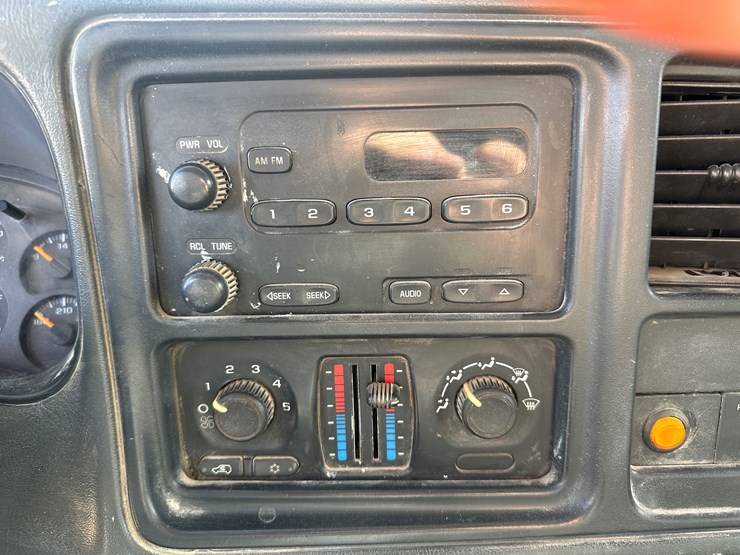 2005-gmc-3500-image-32