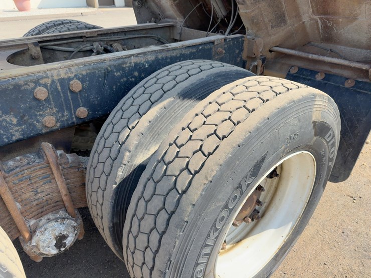 2001-mack-rd688s-image-18