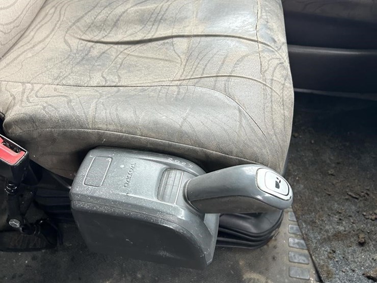 2015-volvo-vnl62t630-image-23