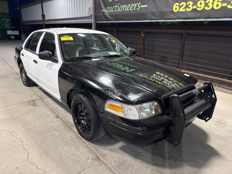 2011-ford-crown-victoria-sdn-image-2