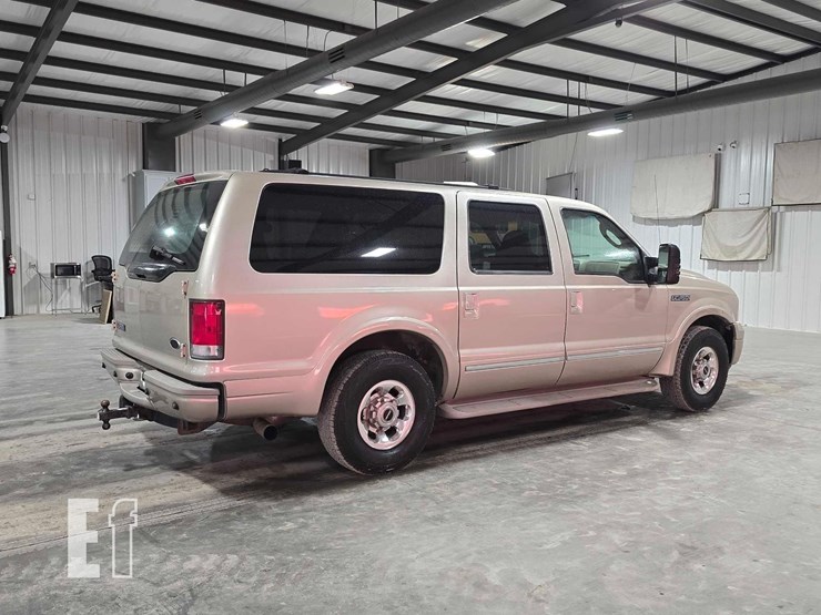 2005-ford-excursion-image-3