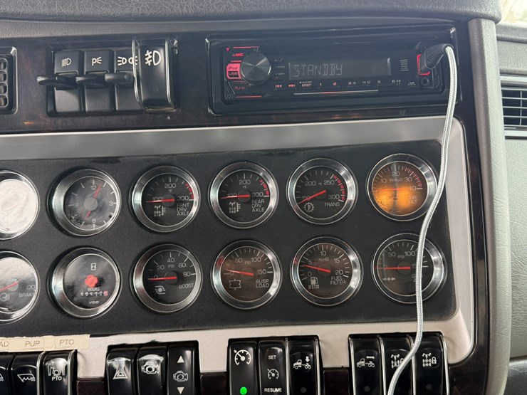 2011-kenworth-t800-image-62