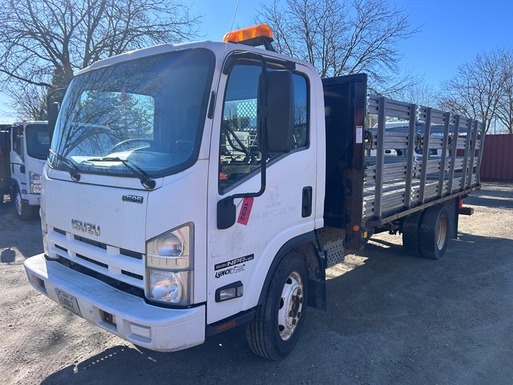 2012-isuzu-npr-image-1