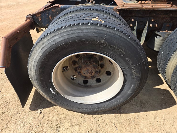 #1515-•-2005-international-9400i6x4-sleeper-cab-truck-tractor-image-57