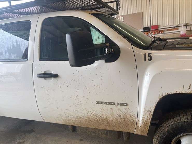 2013-chevrolet-3500-image-18