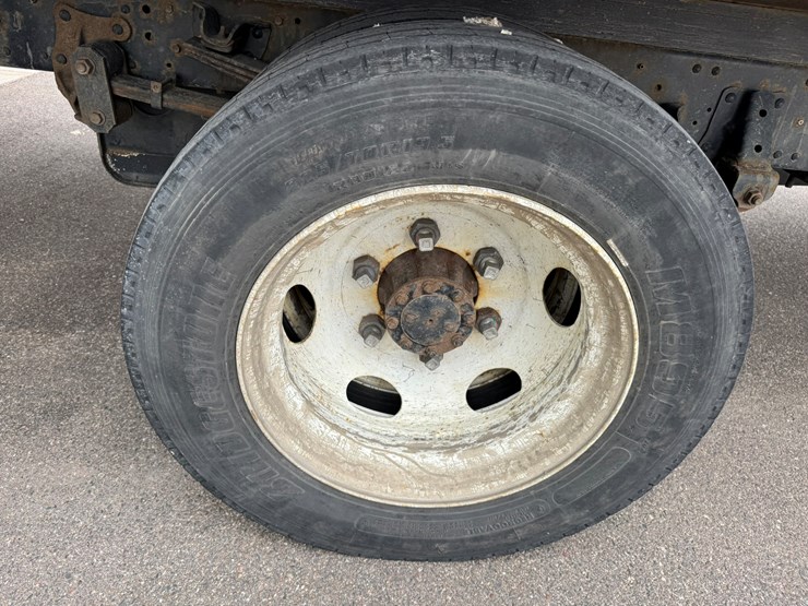 2019-isuzu-nrr-image-53