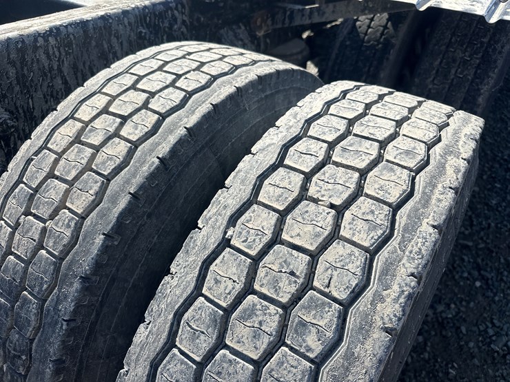 2013-peterbilt-365-image-84