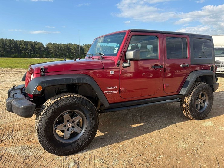 2013-jeep-wrangler-sport-image-1