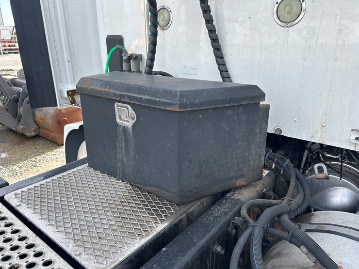 2017-kenworth-t680-image-39