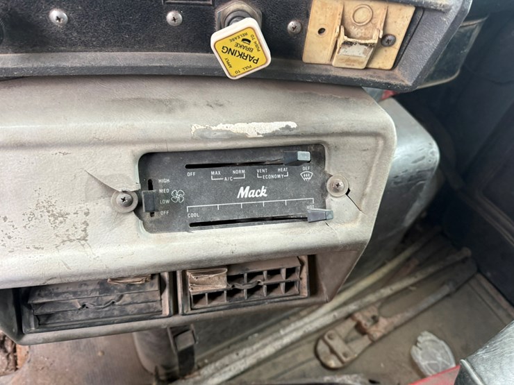 mack-dm688s-image-40
