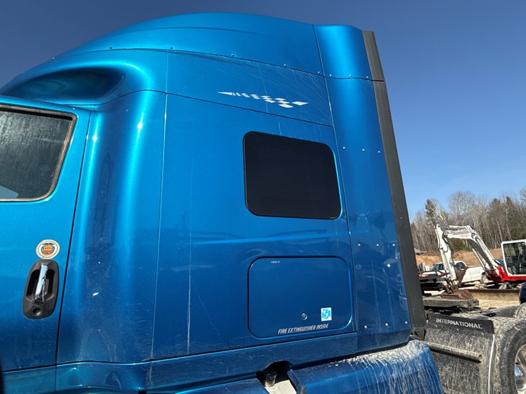 #2199-•-2020-international-a26-sleeper-cab-truck-tractor-image-17