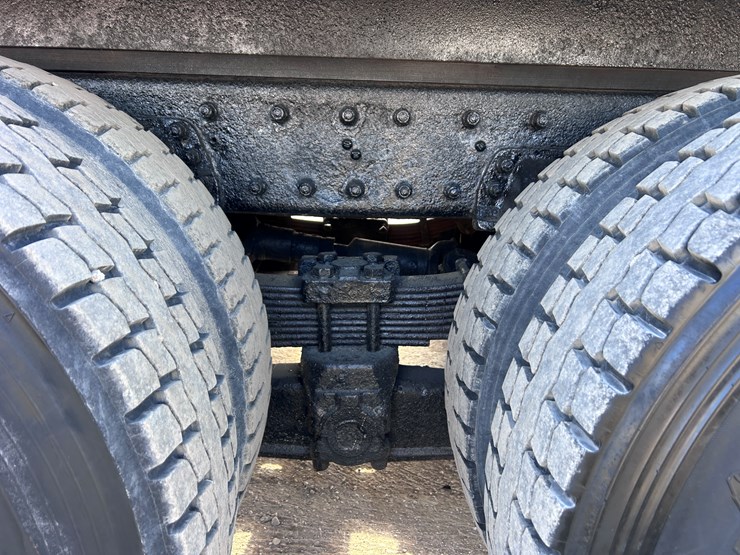 #1679-•-2004-kenworth-flatbed-truck-image-26