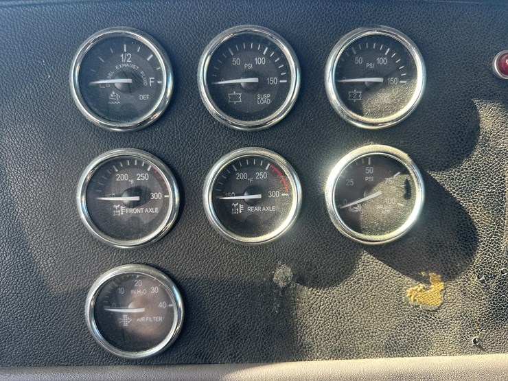 2013-peterbilt-365-image-39