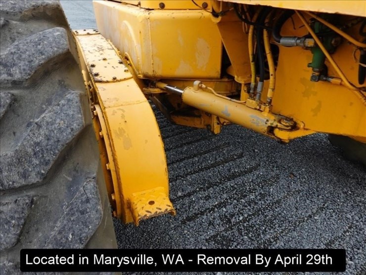 1975-deere-570a-image-22