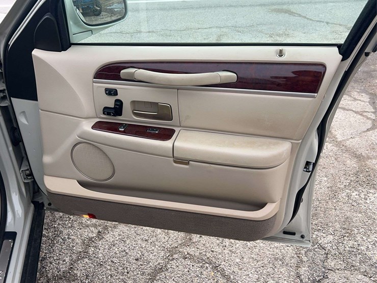 2005-lincoln-town-car-image-61