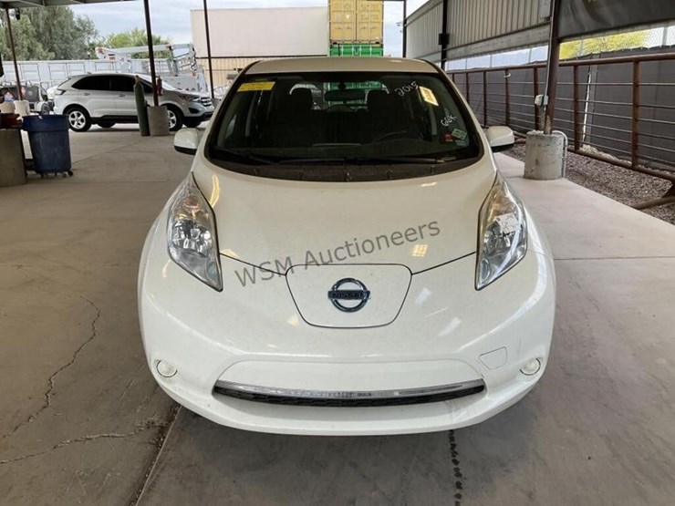 2015-nissan-leaf-s-hatchback-image-3
