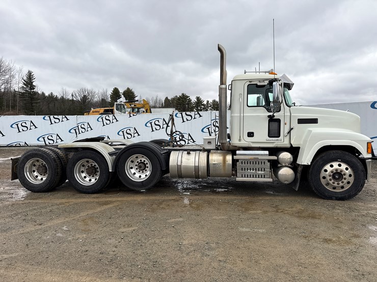 2014-massey-ferguson-8-image-6